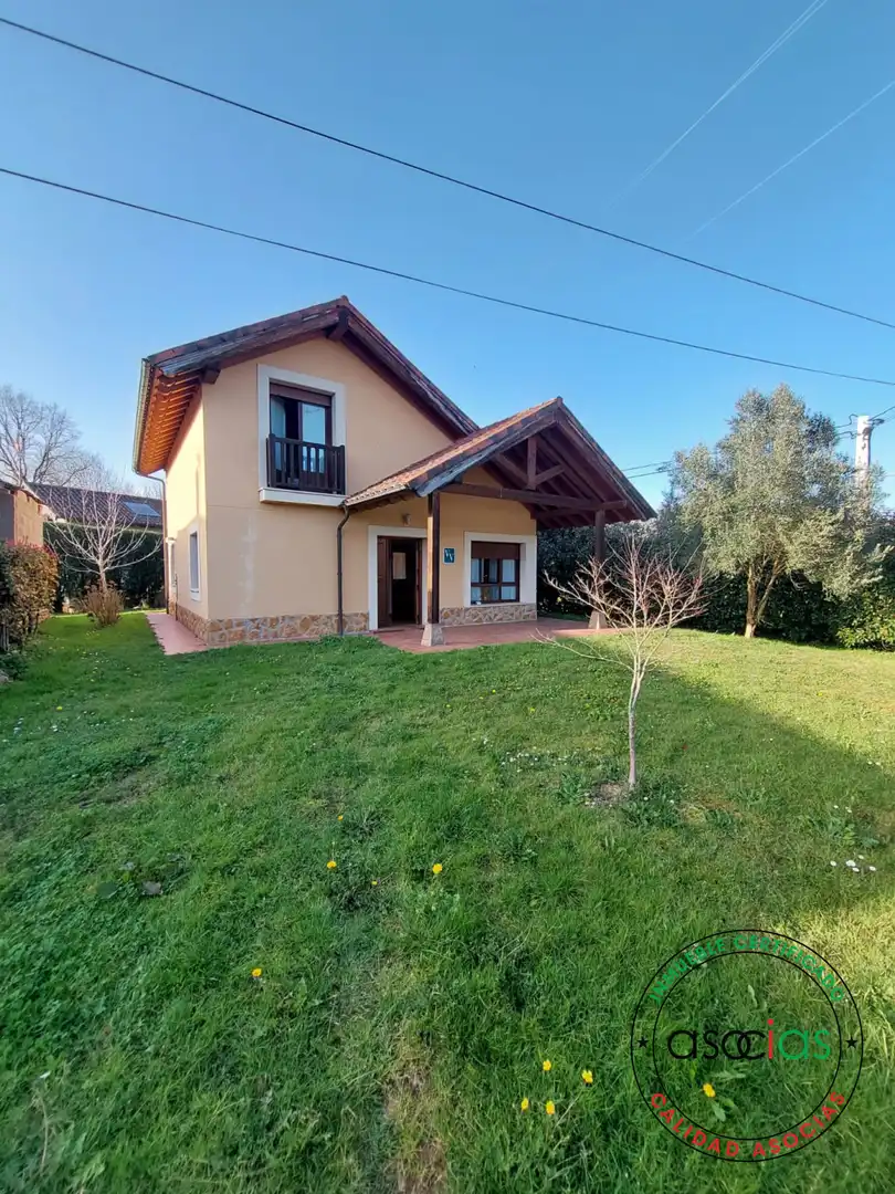 Vista exterior de Casa o xalet en venda en Parres amb Calefacció, Jardí privat i Terrassa