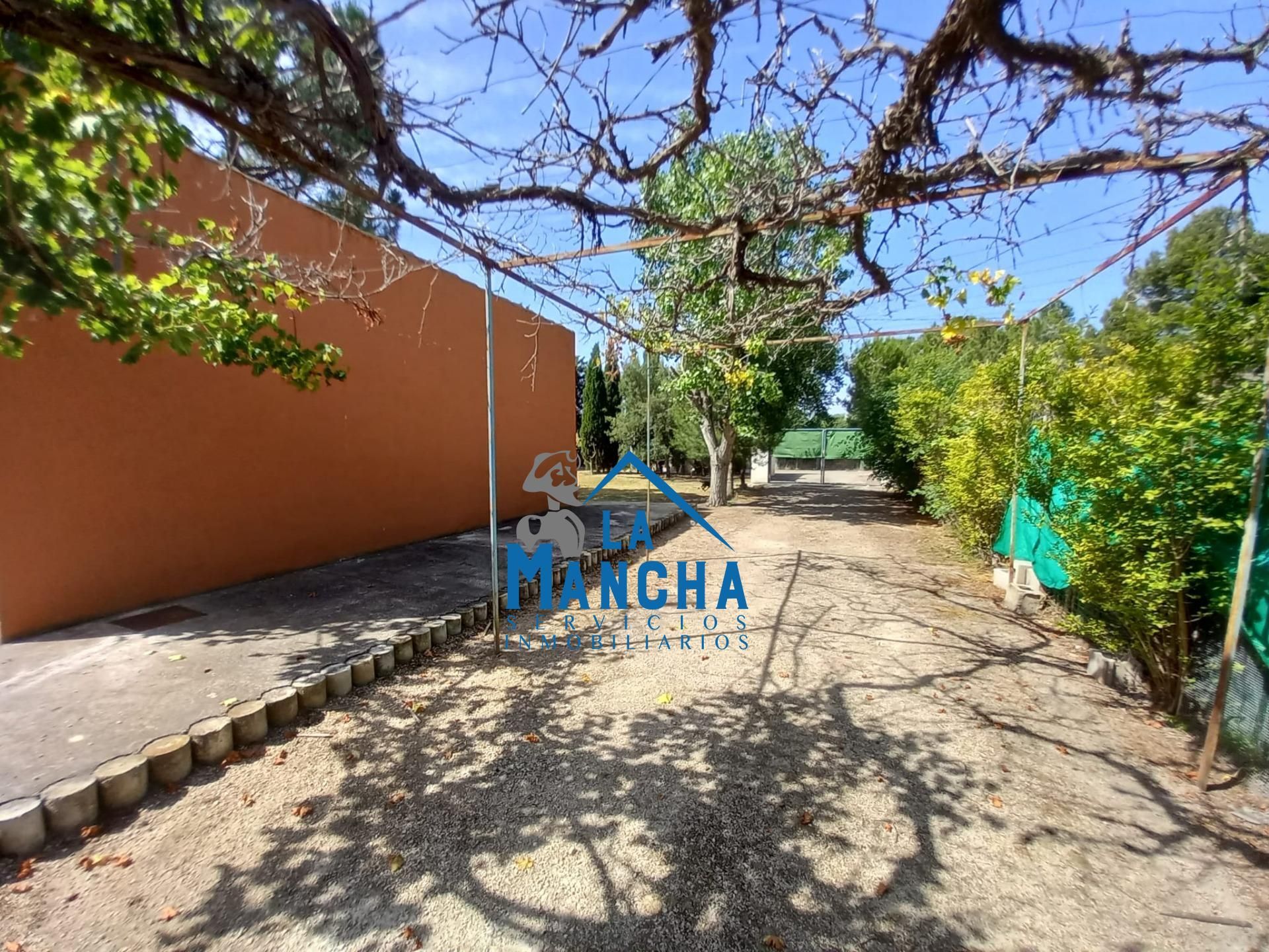 Vista exterior de Casa o xalet en venda en  Albacete Capital amb Aire condicionat, Jardí privat i Piscina comunitària