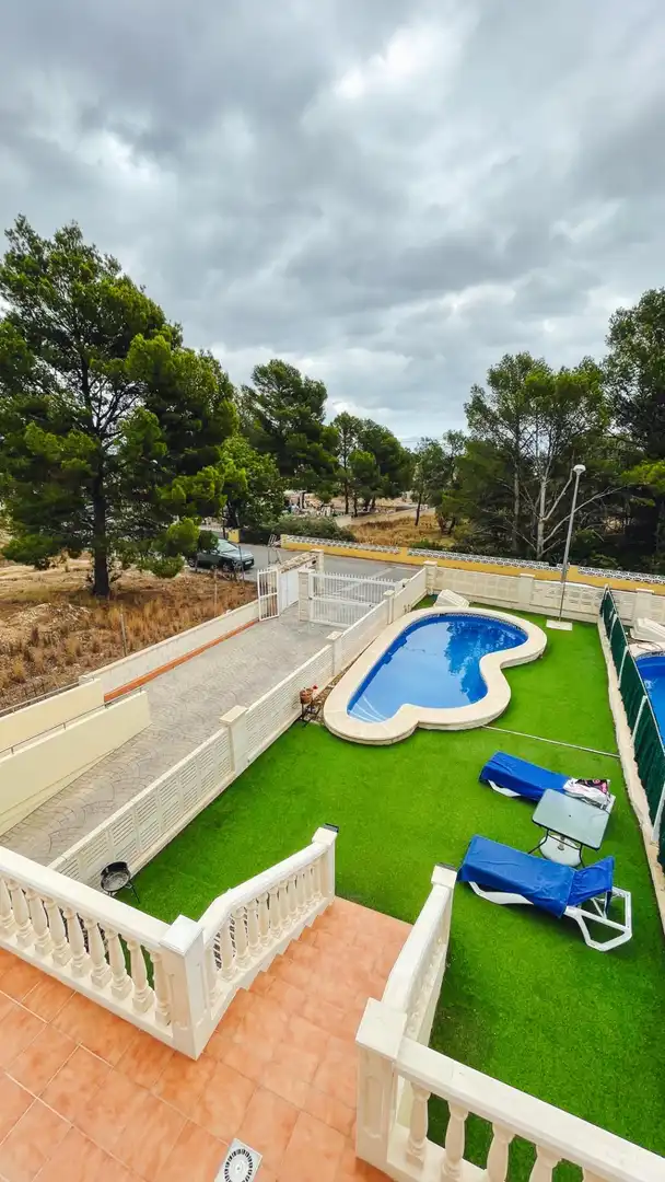 Piscina de Casa adosada en venda en La Nucia amb Aire condicionat, Jardí privat i Terrassa