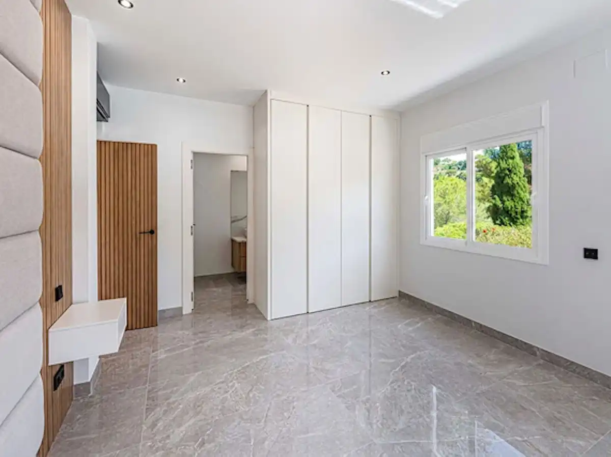 Habitación de Casa adosada en venta en Benahavís con Aire acondicionado, Terraza y Trastero