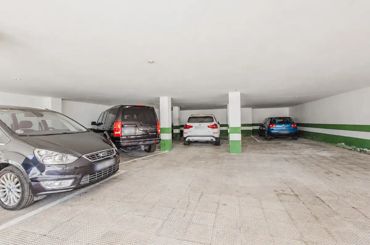 Parkplatz von Wohnung zum Verkauf in Benahavís mit Klimaanlage, Heizung und Privatgarten