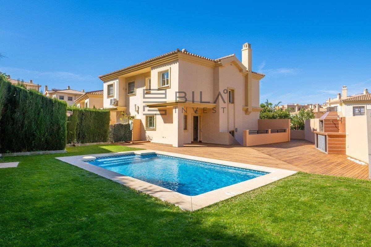 Exterior view of House or chalet for sale in Fuengirola  with Air Conditioner and Swimming Pool