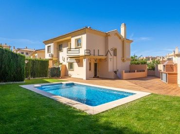 Detached house with pool for sale in Reina Isabel II