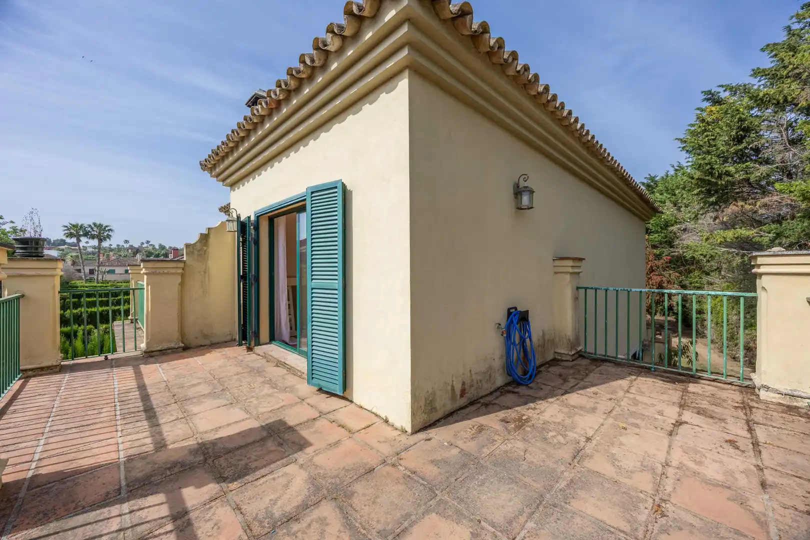 Vista exterior de Casa adosada en venda en Sotogrande amb Jardí privat, Terrassa i Piscina