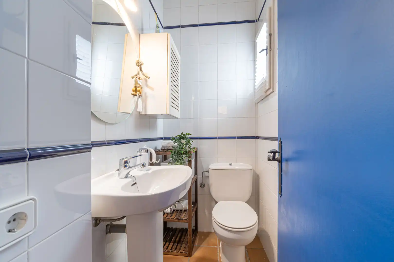 Badezimmer von Einfamilien-Reihenhaus zum Verkauf in Cadaqués mit Möbliert, Ofen und Waschmaschine