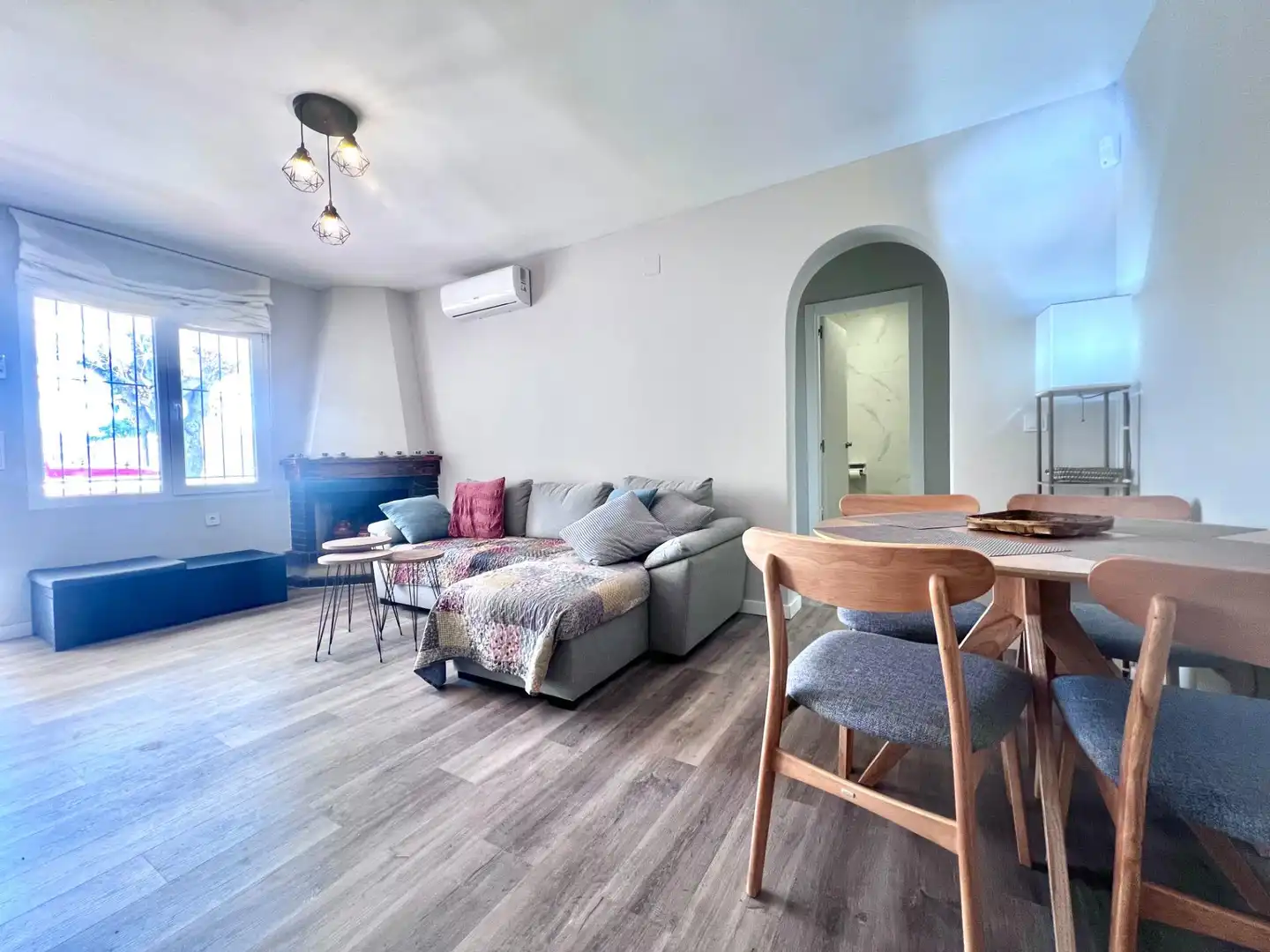 Sala d'estar de Casa o xalet en venda en Orihuela amb Aire condicionat, Jardí privat i Moblat