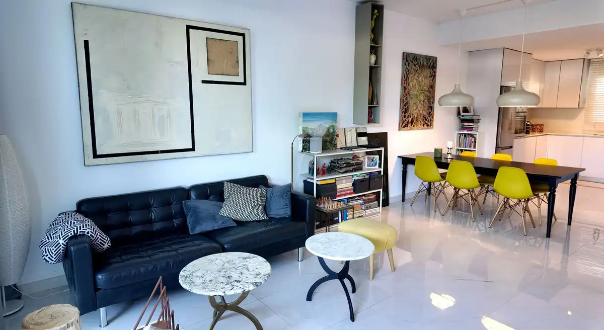 Wohnzimmer von Wohnung zum Verkauf in Estepona mit Klimaanlage, Privatgarten und Terrasse