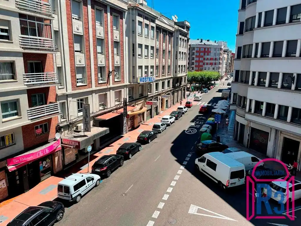Vista exterior de Pis en venda en León Capital  amb Calefacció