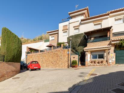 Vista exterior de Casa adosada en venda en  Granada Capital amb Aire condicionat, Calefacció i Jardí privat