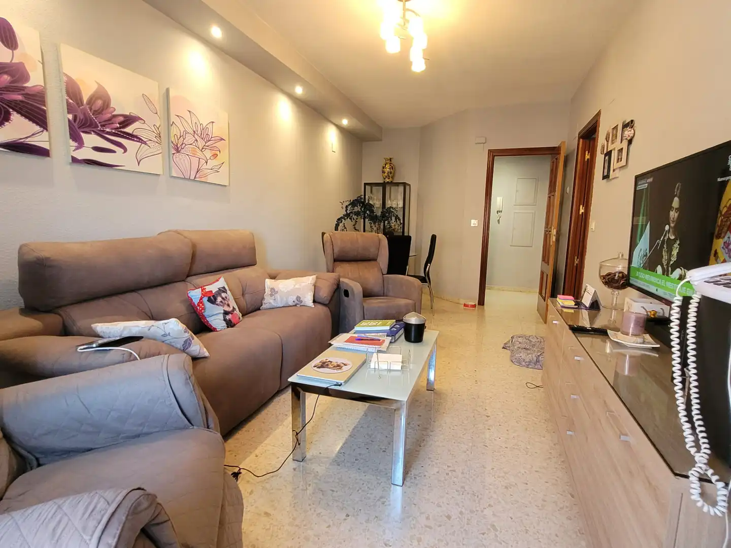 Living room of Flat for sale in Granada  with Air Conditioner, Heating and Storage room