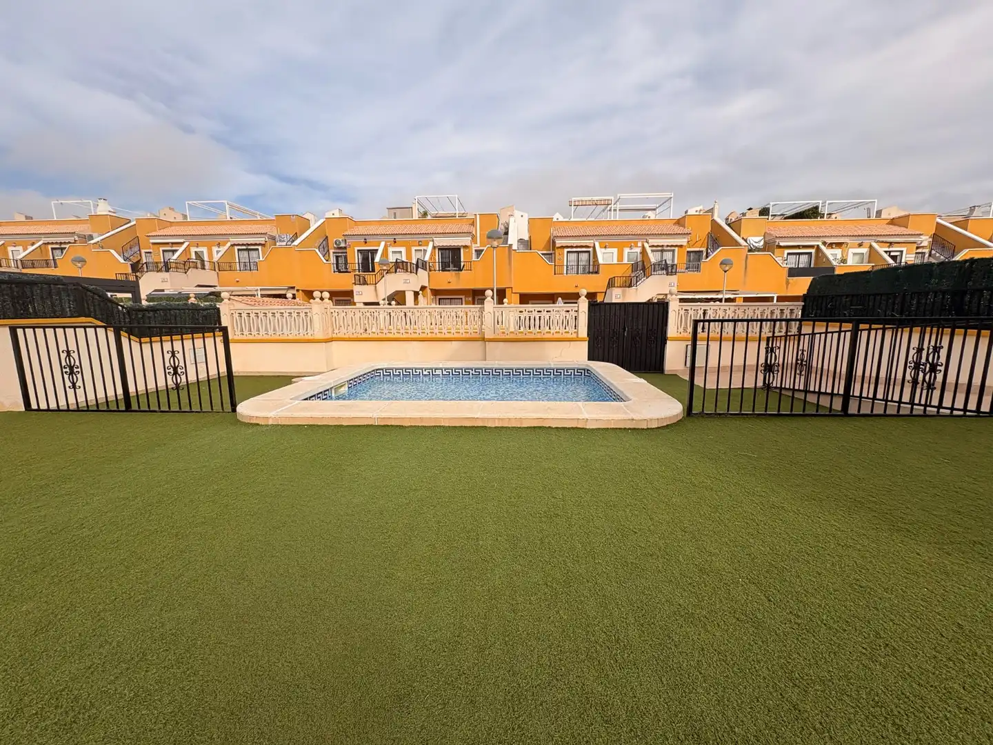 Piscina de Casa adosada en venda en Elche / Elx amb Jardí privat, Terrassa i Traster