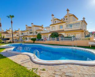 Jardí de Casa adosada en venda en Orihuela amb Aire condicionat, Jardí privat i Terrassa