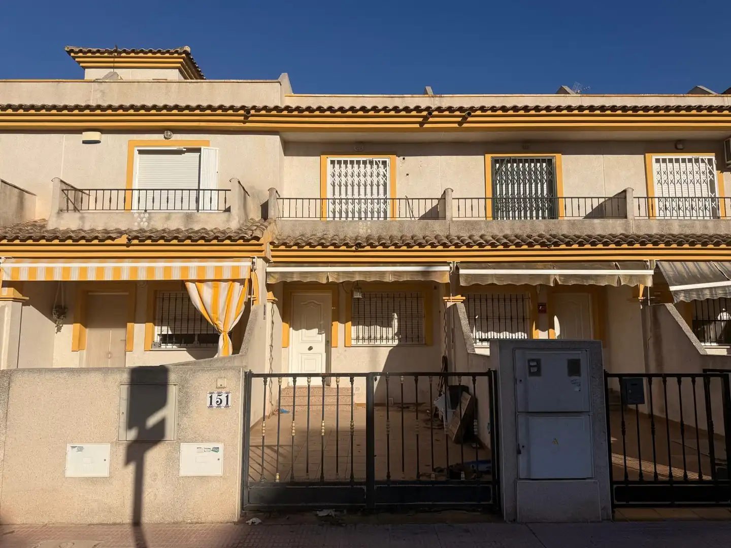 Vista exterior de Casa o xalet en venda en Daya Nueva amb Terrassa i Piscina comunitària
