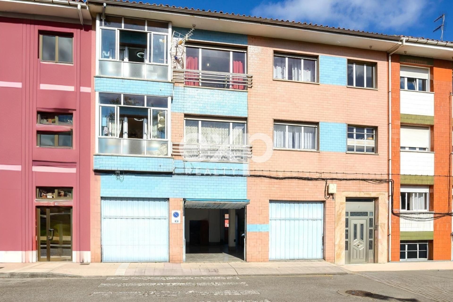 Vista exterior de Casa adosada en venda en Avilés amb Calefacció, Terrassa i Traster