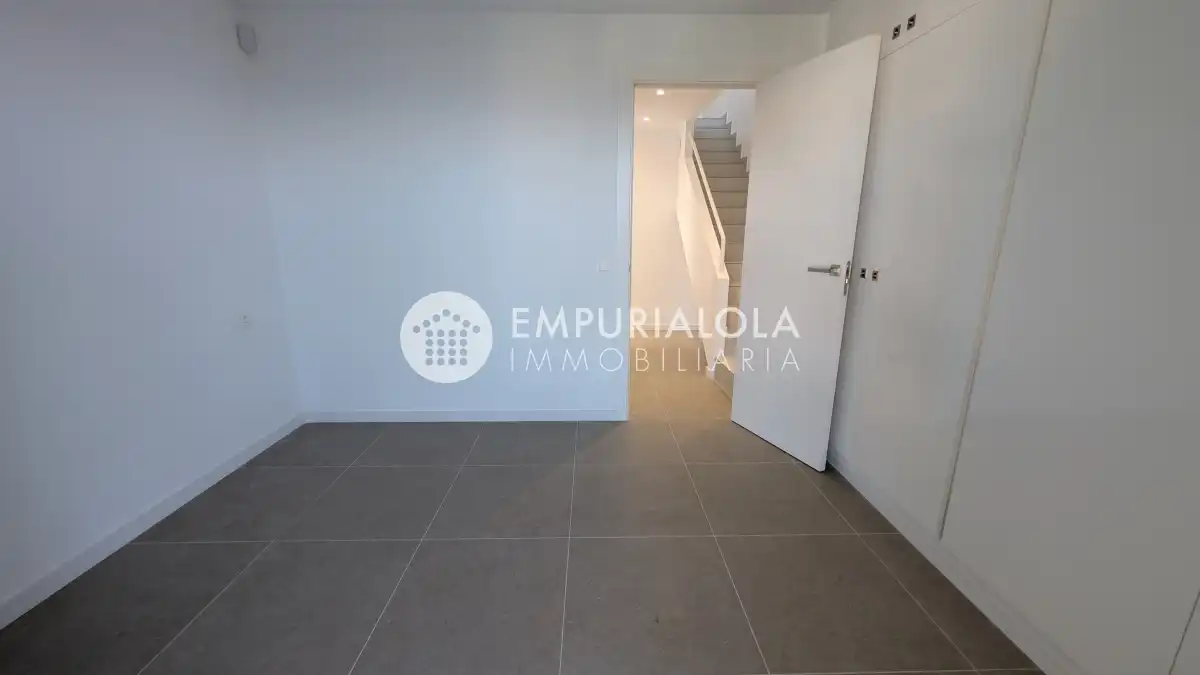 Houses for sale in Roses  with Air Conditioner and Private garden