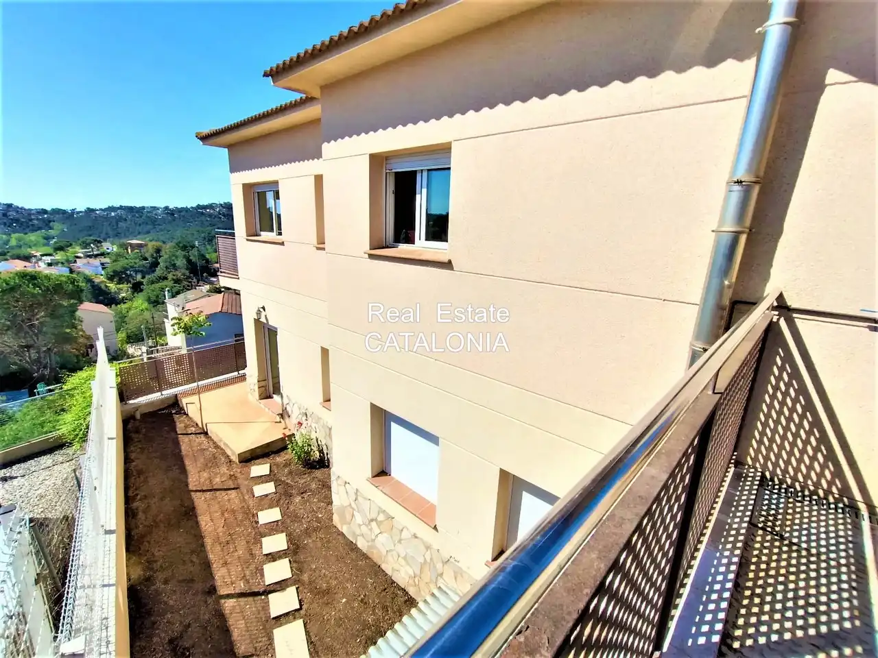 Vista exterior de Casa adosada en venda en Vidreres amb Calefacció, Jardí privat i Terrassa