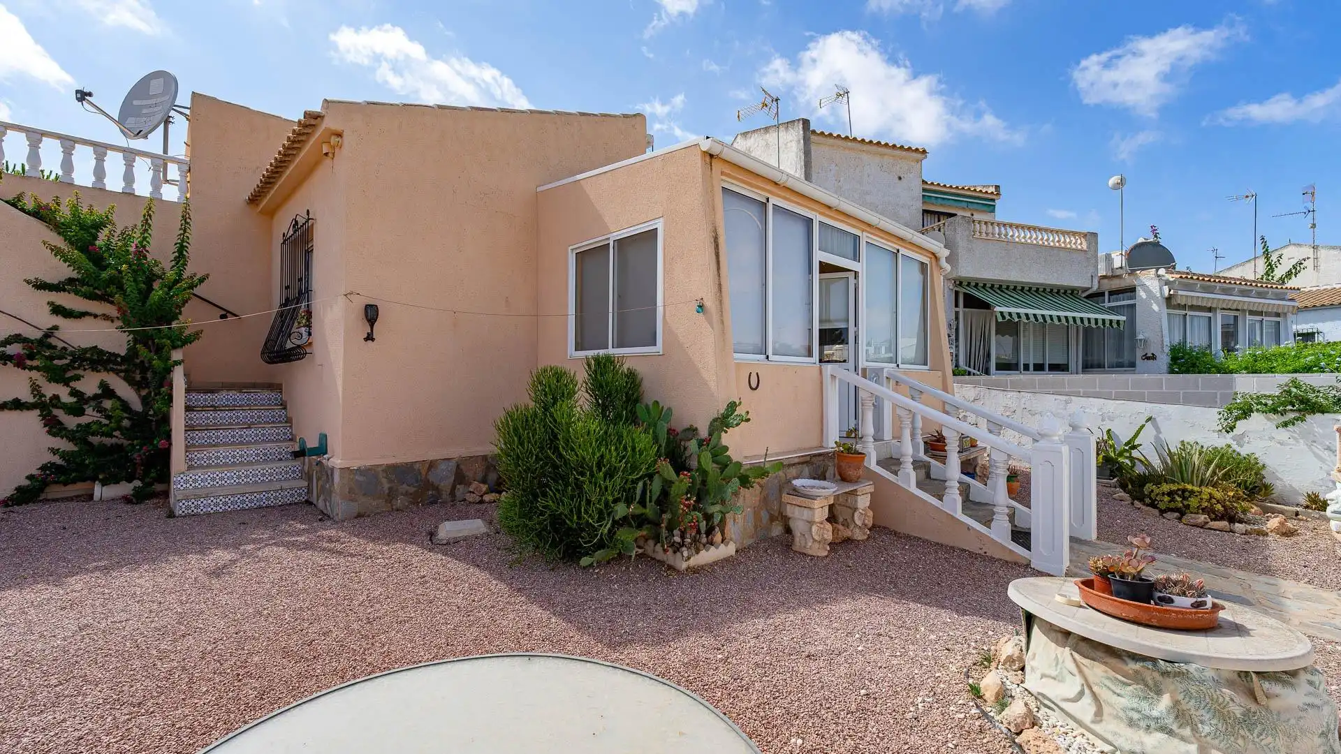 Vista exterior de Casa o chalet en venta en Orihuela con Jardín privado, Amueblado y Piscina comunitaria