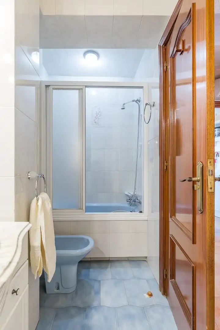 Bathroom of Flat for sale in Madrid  with Air Conditioner