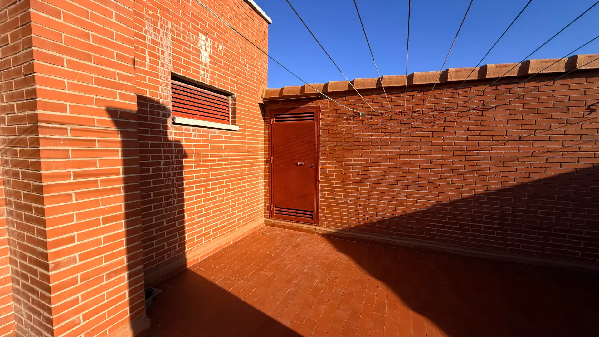 Außenansicht von Wohnung zum Verkauf in Madrid mit Klimaanlage, Heizung und Privatgarten