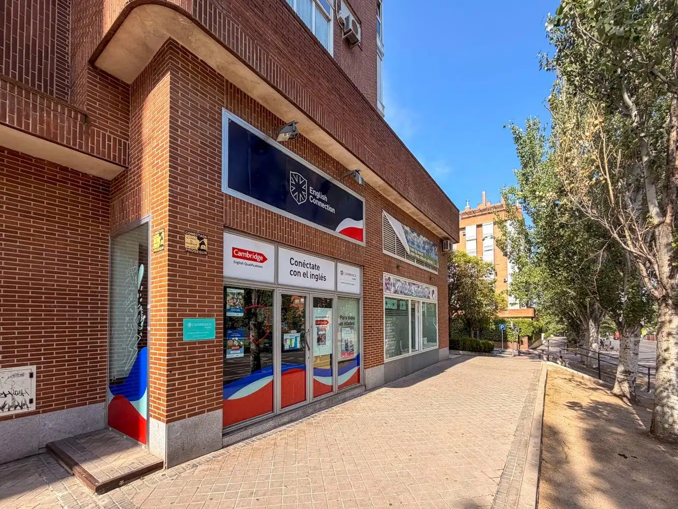 Vista exterior de Local en venda en Madrid amb Aire condicionat