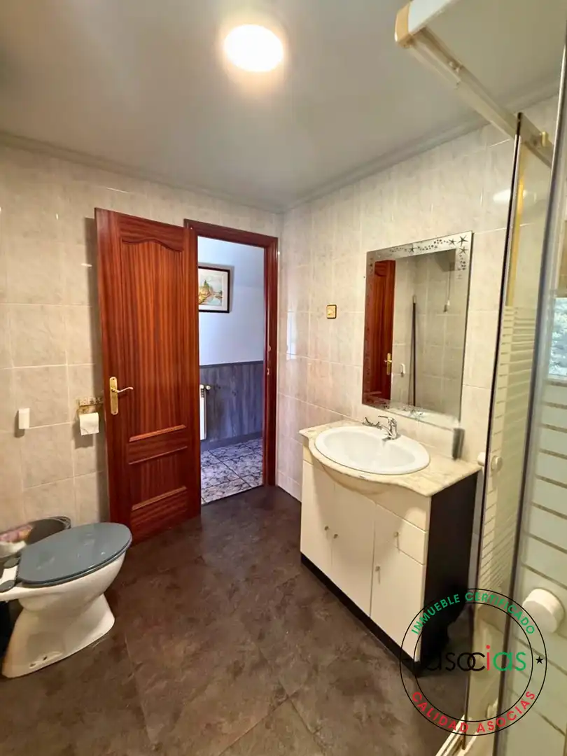 Badezimmer von Einfamilien-Reihenhaus zum Verkauf in Mieres (Asturias) mit Heizung, Möbliert und Balkon