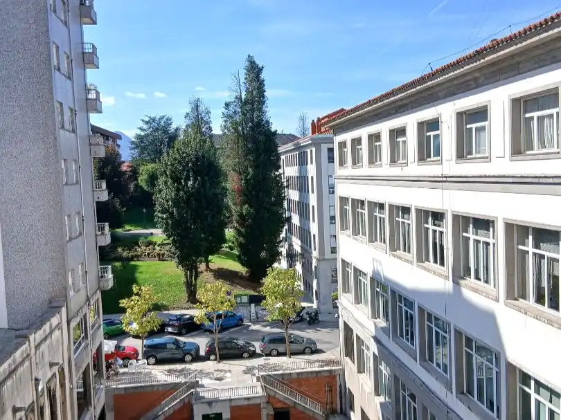 Vista exterior de Piso en venta en Oviedo  con Balcón