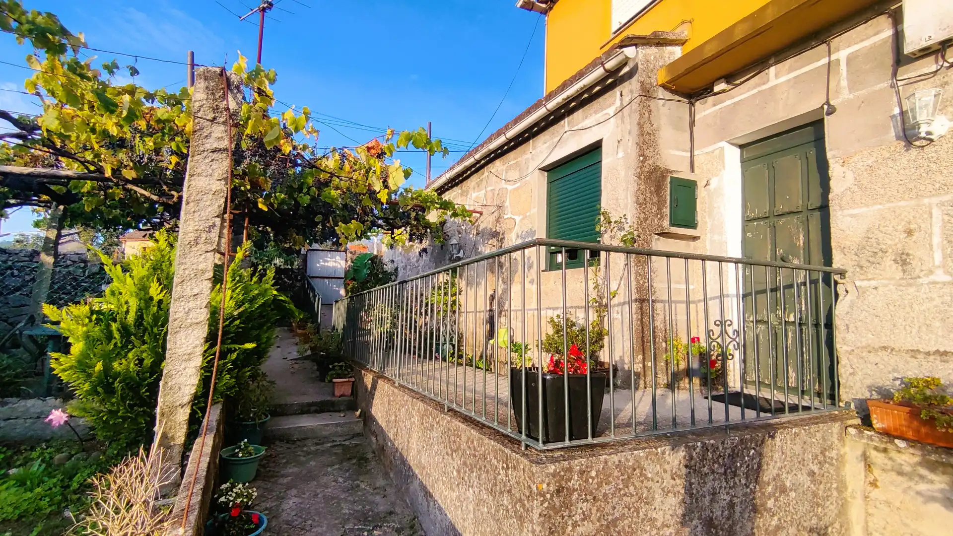 Vista exterior de Casa adosada en venta en Gondomar con Calefacción, Jardín privado y Parquet