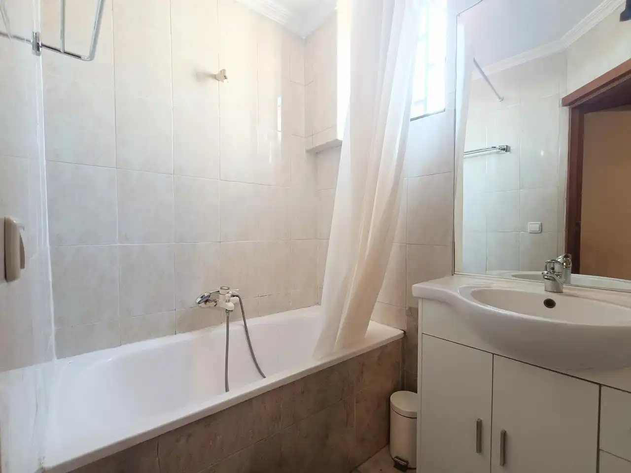 Baño de Ático de alquiler en Madrid con Aire acondicionado y Terraza