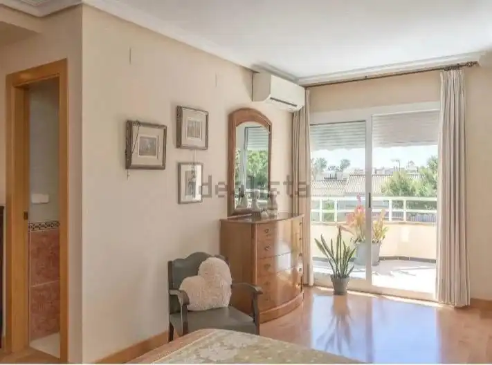 Habitación de Casa adosada en venta en Alicante / Alacant con Aire acondicionado, Calefacción y Jardín privado