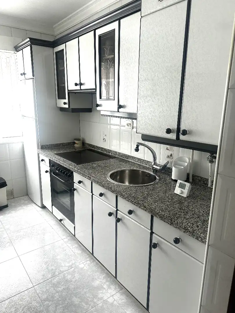 Cuina de Pis en venda en Gijón  amb Calefacció, Moblat i Forn
