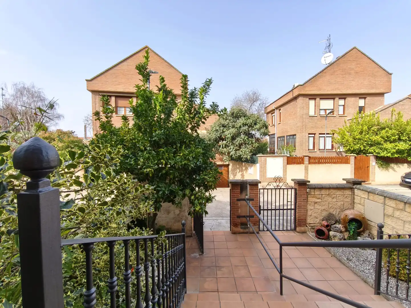 Vista exterior de Casa o xalet en venda en  Logroño amb Calefacció, Jardí privat i Parquet