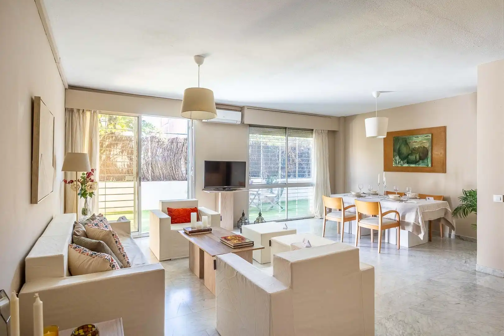 Living room of Flat for sale in Sevilla  with Air Conditioner, Private garden and Parquet flooring