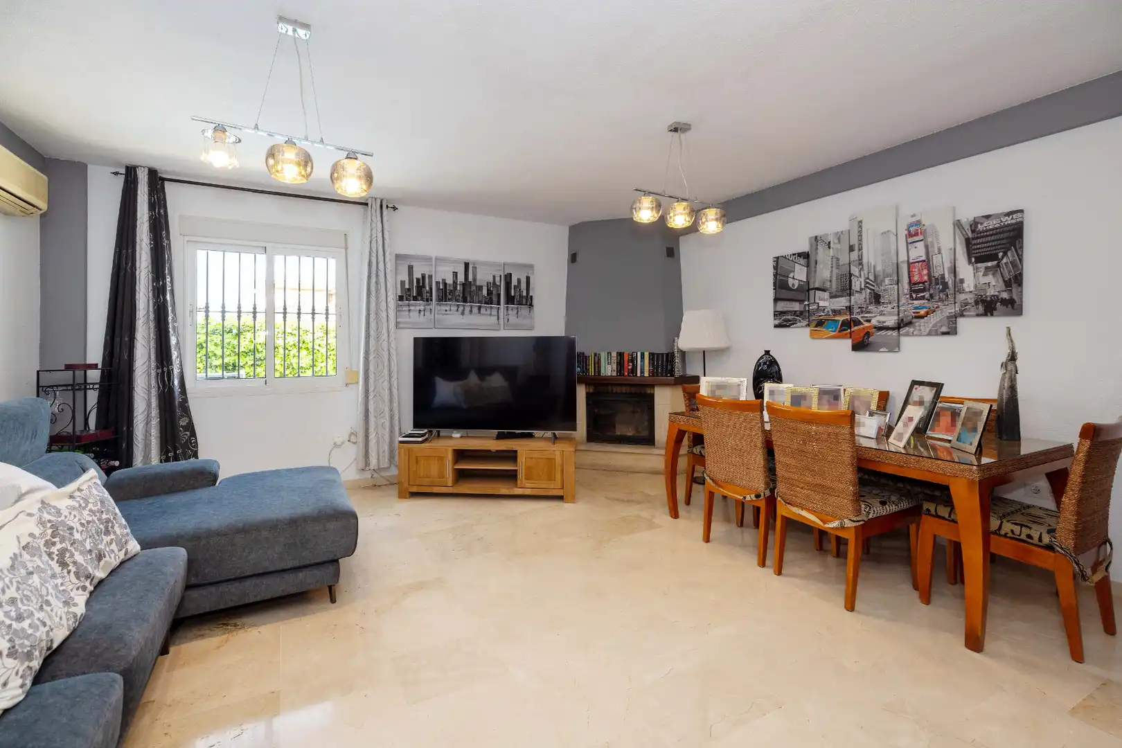 Sala d'estar de Casa o xalet en venda en Alhaurín de la Torre amb Aire condicionat, Calefacció i Jardí privat