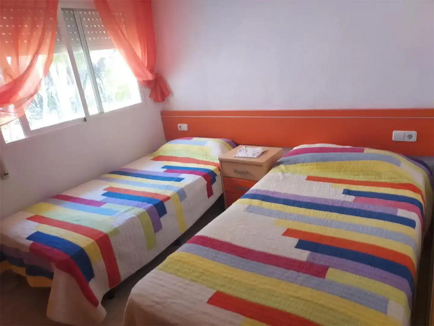 Dormitori de Apartament de lloguer en Orihuela amb Aire condicionat, Piscina i Balcó