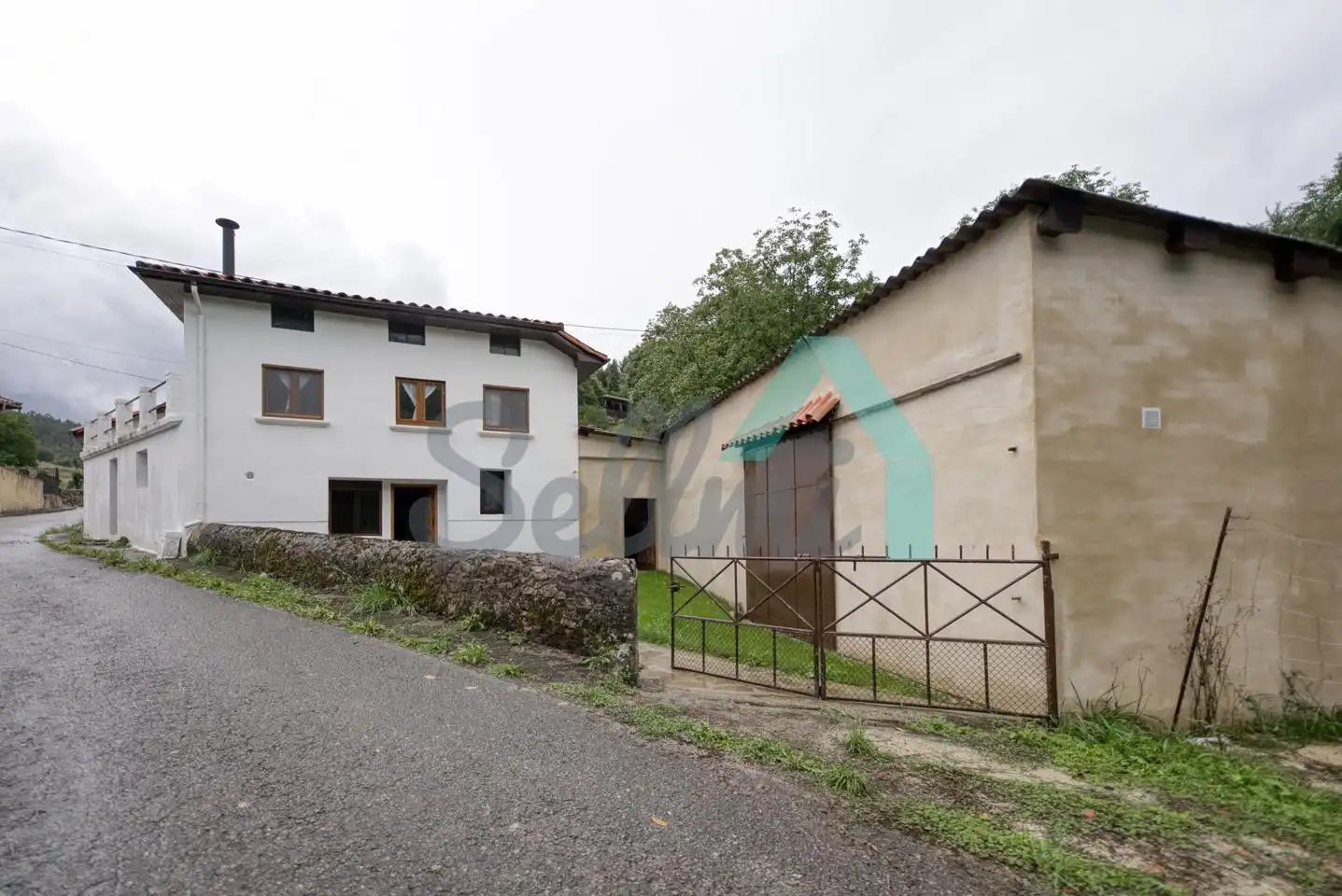 Außenansicht von Wohnung zur Miete in Salas mit Heizung, Privatgarten und Möbliert
