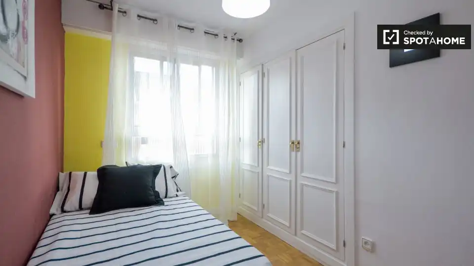 Habitación de Piso de alquiler en Alcalá de Henares con Aire acondicionado, Calefacción y Amueblado