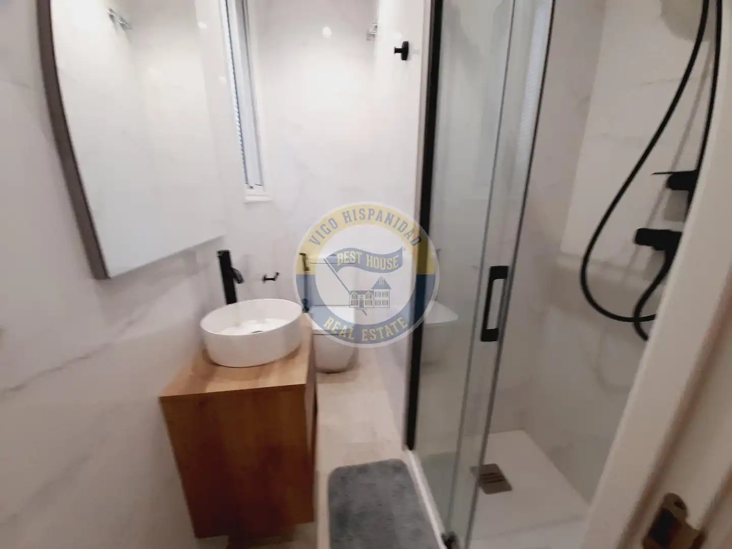 Baño de Piso en venta en Vigo  con Amueblado