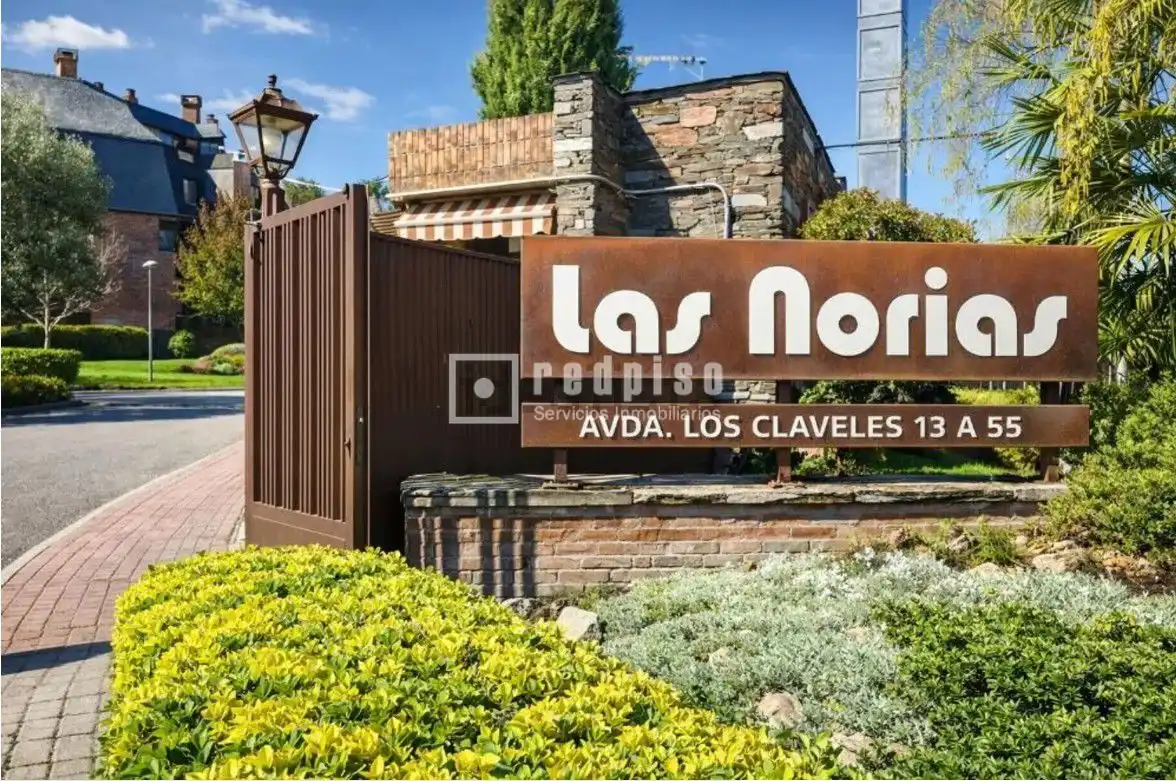 Pis amb piscina en venda a de los Claveles 47