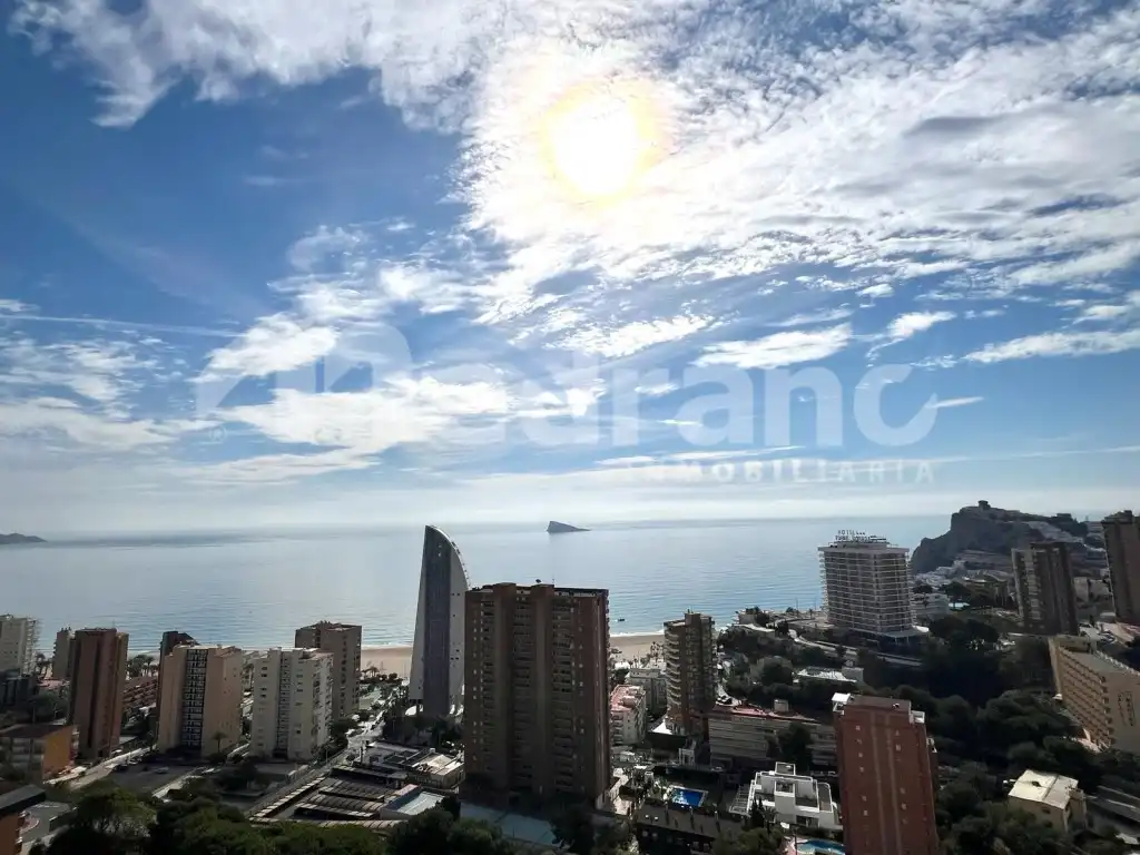 Vista exterior de Pis en venda en Benidorm amb Aire condicionat, Calefacció i Jardí privat