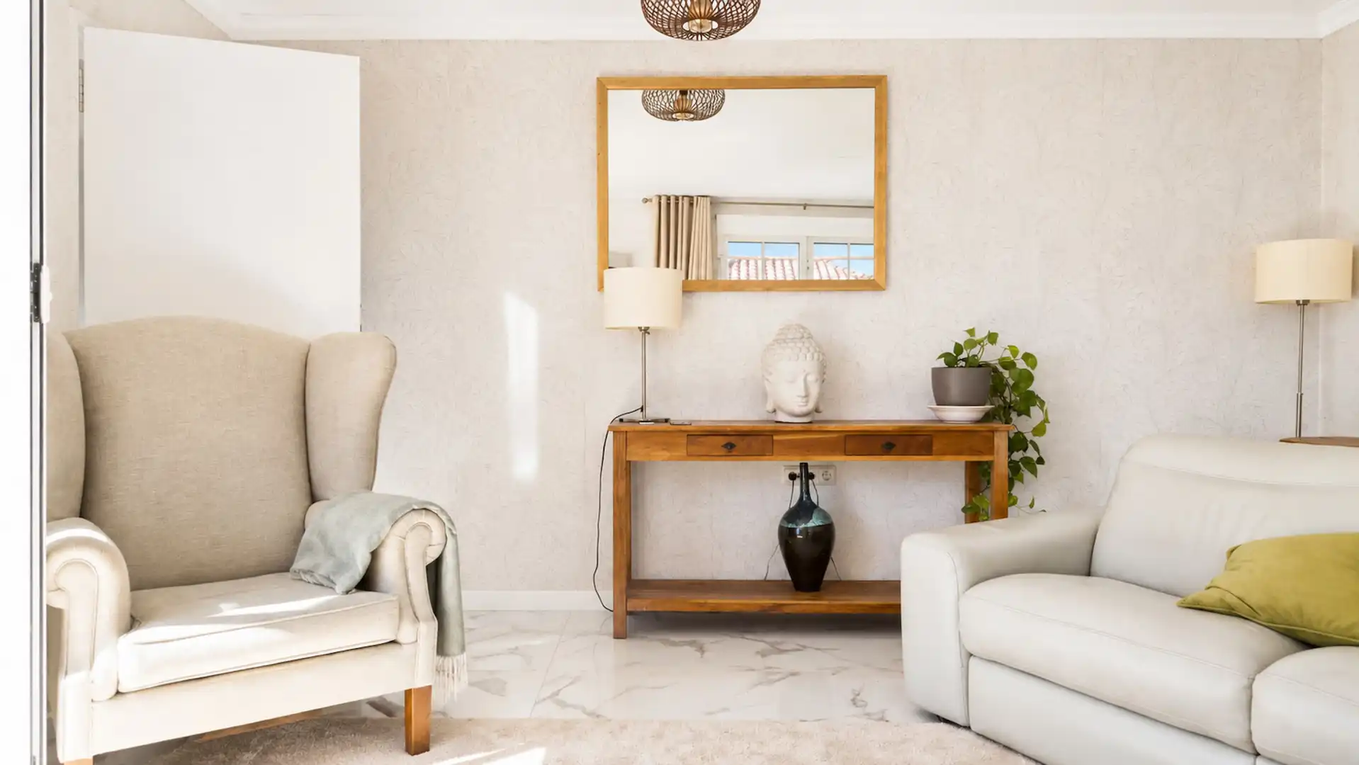 Wohnzimmer von Maisonette zum Verkauf in Manilva mit Privatgarten, Terrasse und Schwimmbad