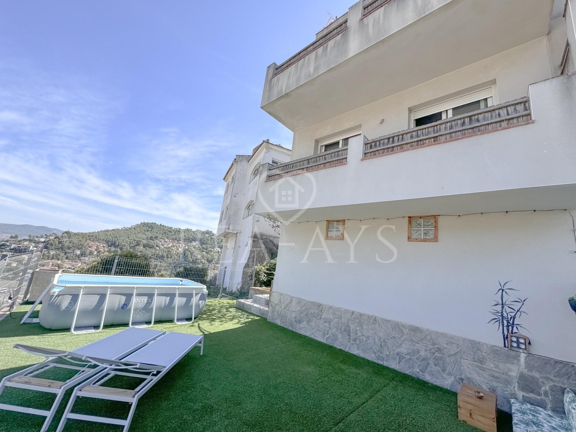 Vista exterior de Casa o xalet en venda en Vallirana amb Calefacció, Jardí privat i Terrassa