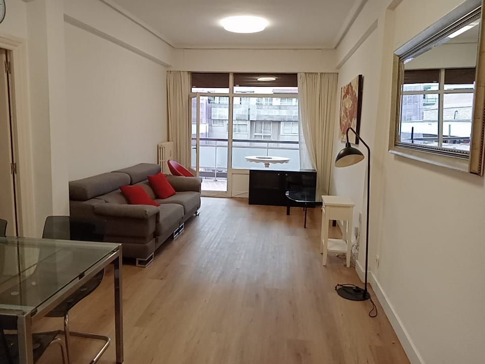 Sala d'estar de Pis de lloguer en Bilbao  amb Calefacció, Moblat i Balcó