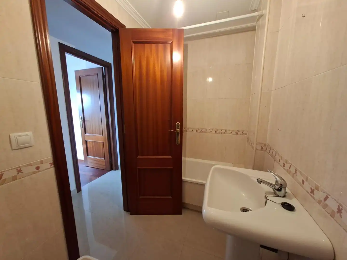 Badezimmer von Wohnungen zum Verkauf in Vilagarcía de Arousa mit Parkett