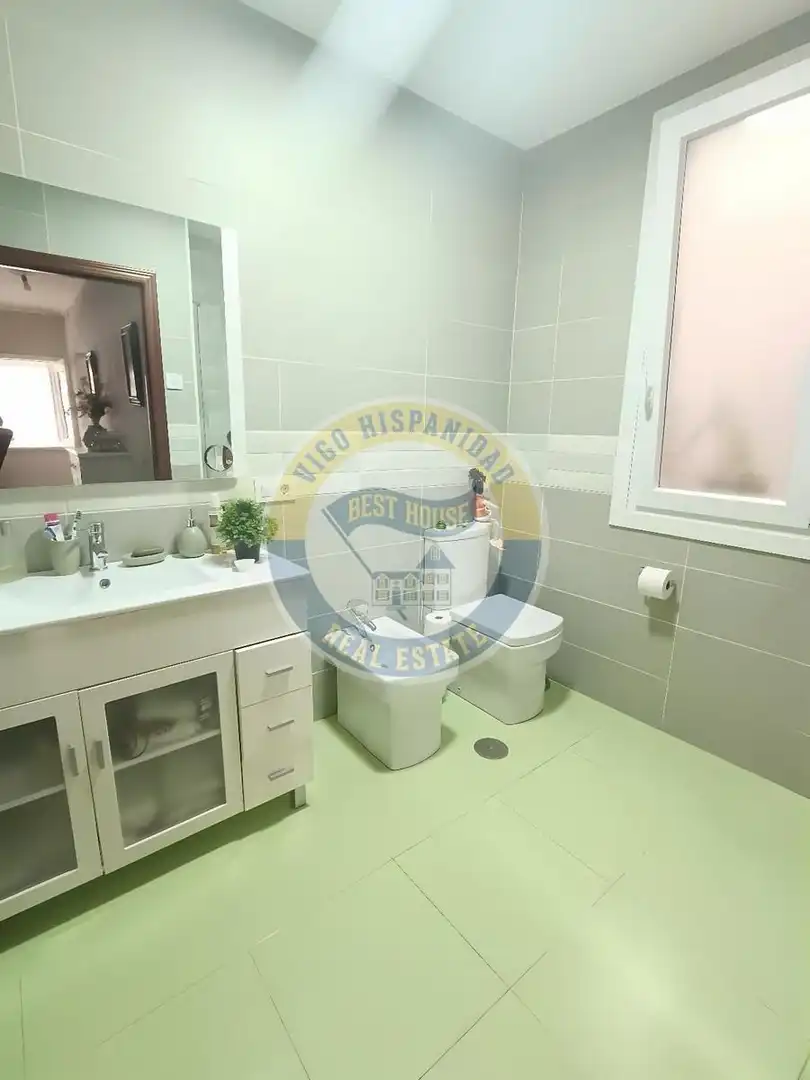 Bany de Casa o xalet en venda en Vigo  amb Terrassa i Moblat