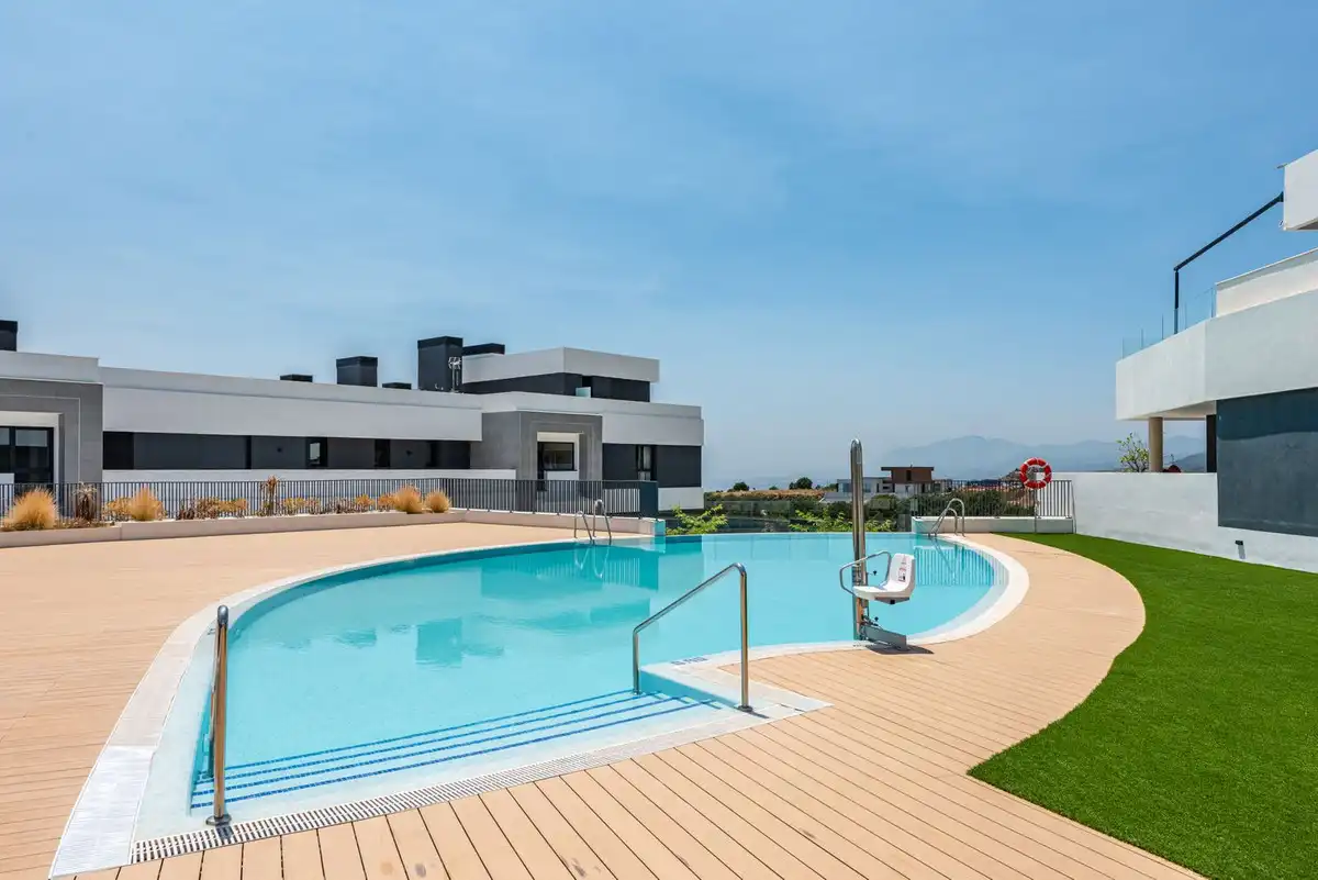 Piscina de Pis en venda en Marbella amb Aire condicionat, Terrassa i Alarma