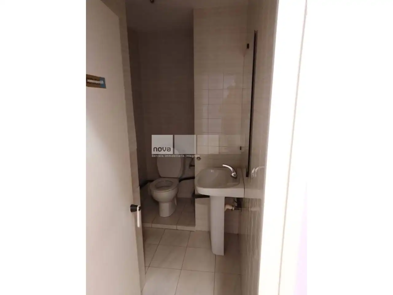 Baño de Local de alquiler en Vic con Aire acondicionado