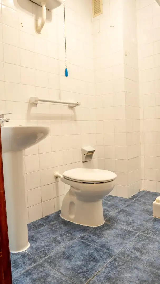 Baño de Ático en venta en Avilés con Calefacción y Balcón