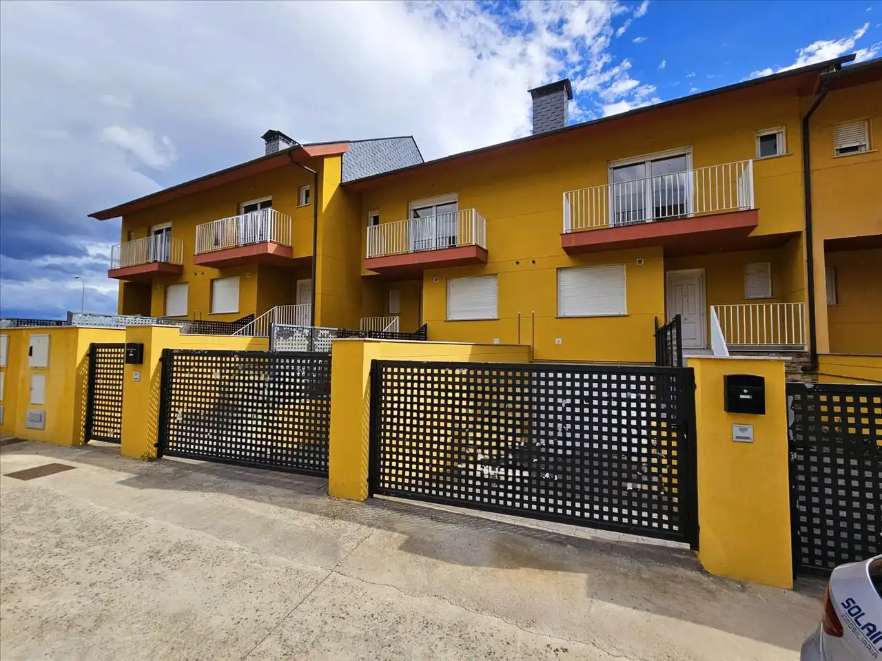 Vista exterior de Casa adosada en venta en O Barco de Valdeorras   con Calefacción, Jardín privado y Parquet