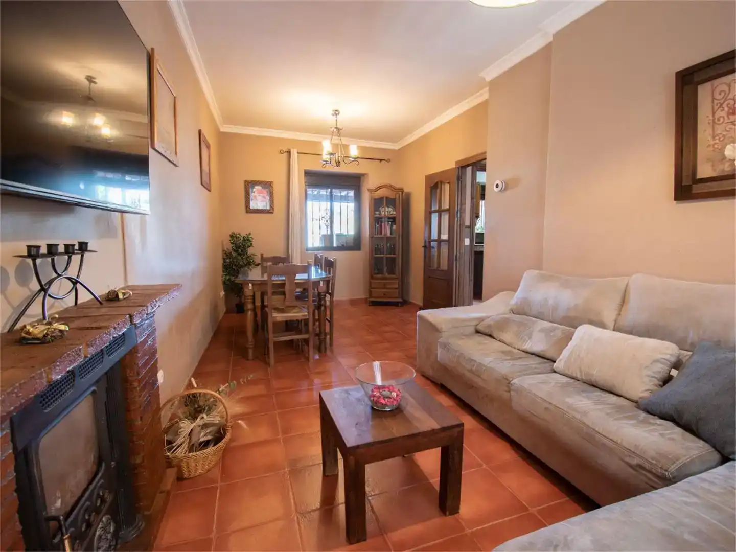Sala d'estar de Casa adosada en venda en Arriate amb Aire condicionat, Piscina i Moblat