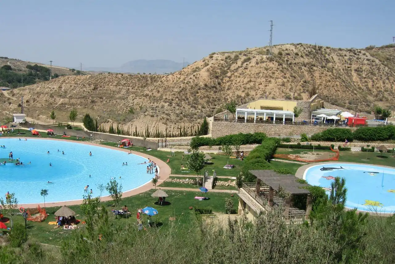 Schwimmbecken von Einfamilien-Reihenhaus zum Verkauf in Cúllar mit Klimaanlage, Heizung und Abstellraum